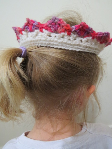 Crocheted crown - white and pink